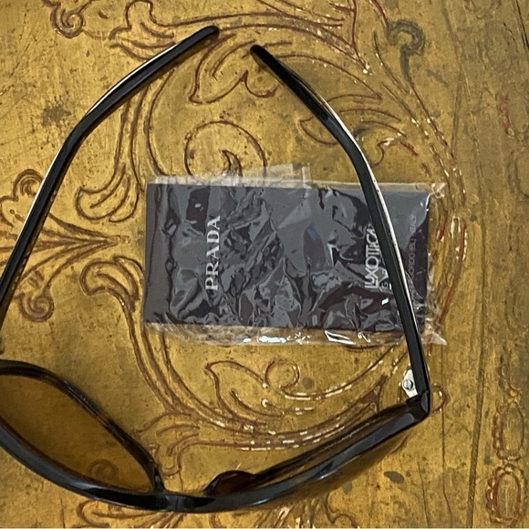 COPY - Stunning Prada sunglasses with case and box - Picture 4 of 8